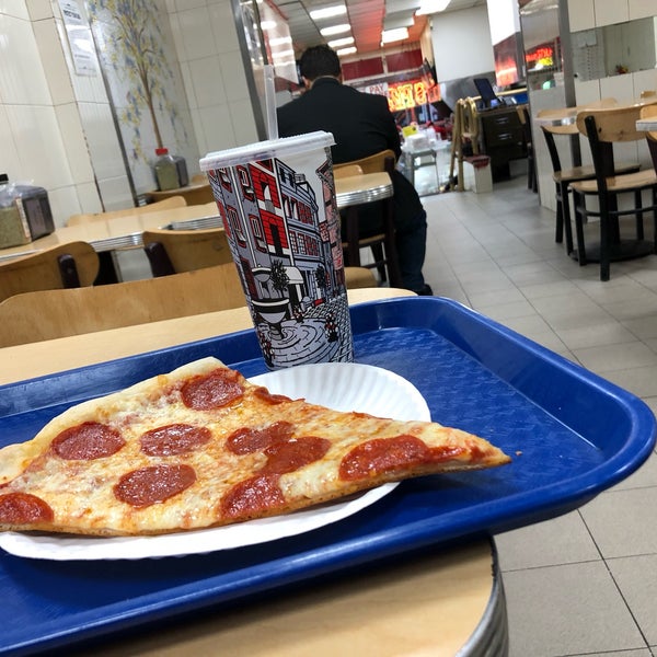 5/16/2018 tarihinde Niclas S.ziyaretçi tarafından Famous Original Ray&#39;s Pizza'de çekilen fotoğraf