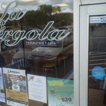 รูปภาพถ่ายที่ La Pergola Cafe โดย Mauricio G. เมื่อ 9/23/2011