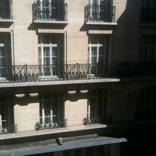 10/19/2011 tarihinde Steve C.ziyaretçi tarafından K+K Hotel Cayré Paris'de çekilen fotoğraf