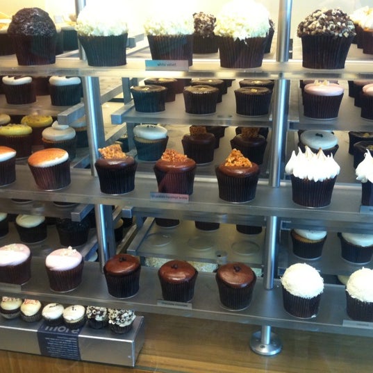 รูปภาพถ่ายที่ More Cupcakes โดย @rynamite เมื่อ 7/5/2011