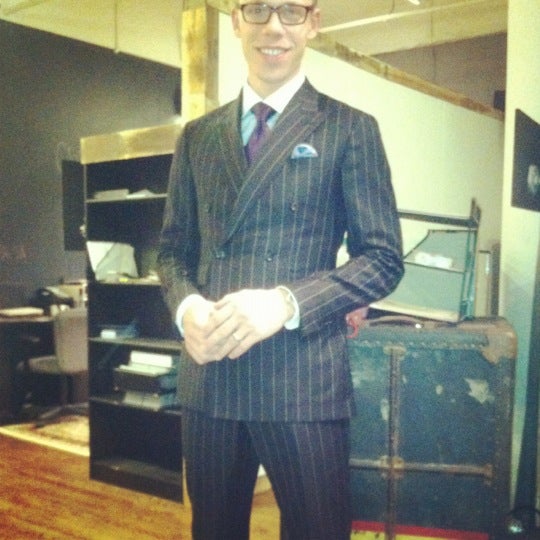 รูปภาพถ่ายที่ Sebastien Grey Clothiers โดย Sara S. เมื่อ 10/10/2012