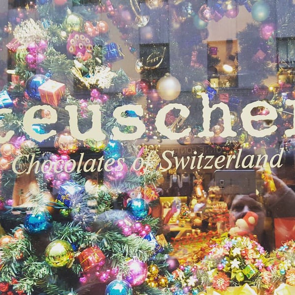 12/18/2015에 Barbara Ann R.님이 teuscher Chocolates - Rockefeller Center에서 찍은 사진