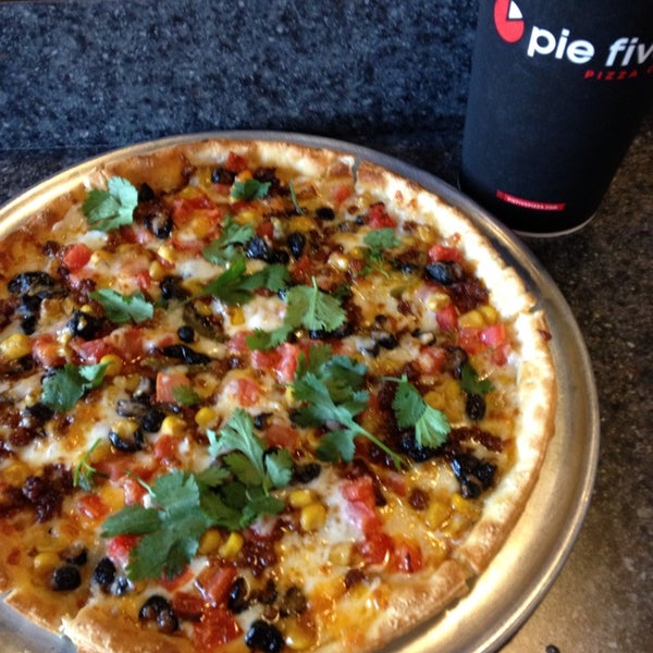 5/28/2013にShay J.がPie Five Pizzaで撮った写真