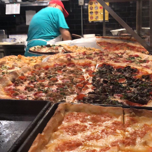 10/15/2018 tarihinde Kevin N.ziyaretçi tarafından Daddy Greens Pizza'de çekilen fotoğraf