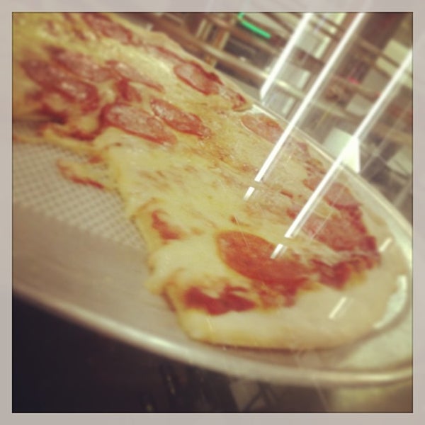 Foto tirada no(a) Rinaldi Pizza &amp; Sub Shop por Killian S. em 1/25/2013