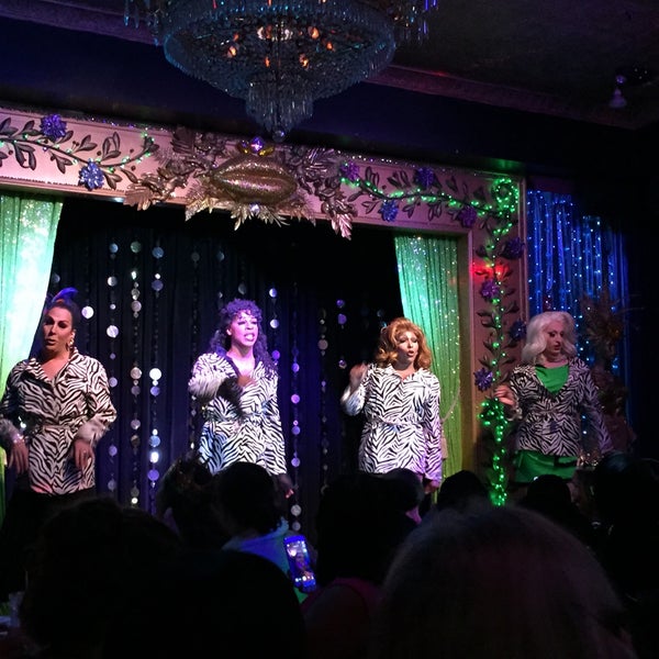 Foto scattata a Lips Drag Queen Show Palace, Restaurant &amp; Bar da Monse M. il 3/21/2015