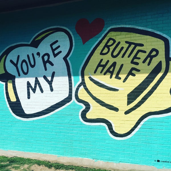 รูปภาพถ่ายที่ You&#39;re My Butter Half (2013) mural by John Rockwell and the Creative Suitcase team โดย Liz A. เมื่อ 10/4/2016