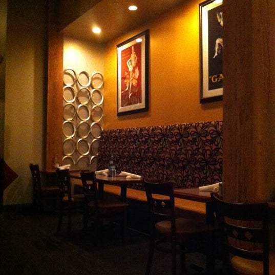 Foto tomada en Copia Restaurant &amp; Wine Garden  por Gloria P. el 11/3/2012
