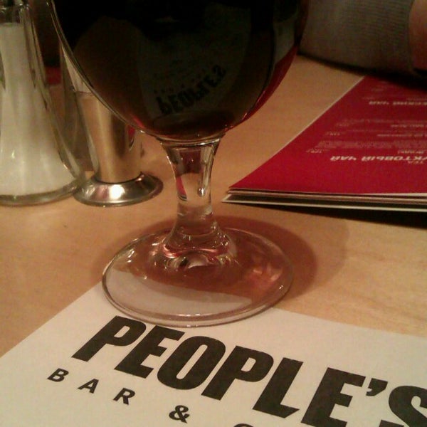 6/1/2013にPavel B.がPEOPLE&#39;S Bar &amp; Grillで撮った写真