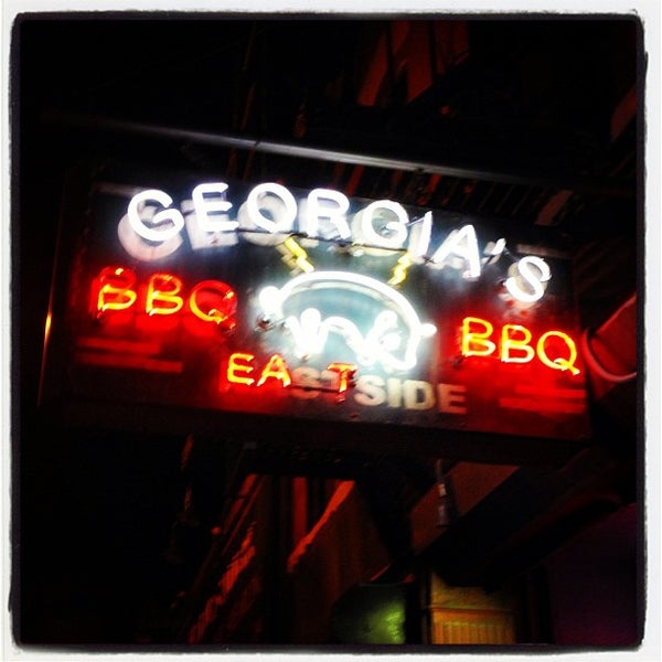 Foto tirada no(a) Georgia&#39;s Eastside BBQ por Craig C. em 8/11/2013