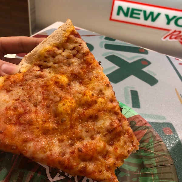 Снимок сделан в New York Pizza пользователем Steven 🤠 3/6/2018