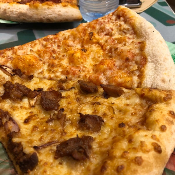 Das Foto wurde bei New York Pizza von Steven 🤠 am 3/23/2018 aufgenommen