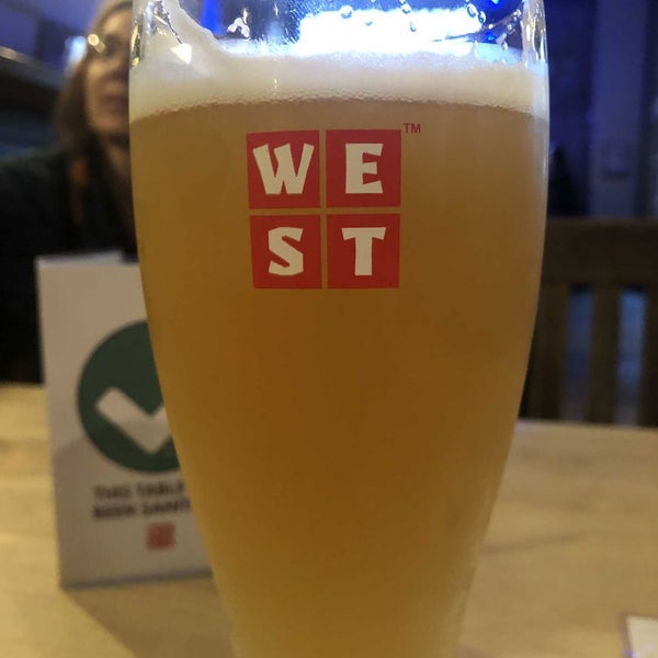 Foto tirada no(a) WEST Brewery, Bar &amp; Restaurant por Richard P. em 2/3/2022