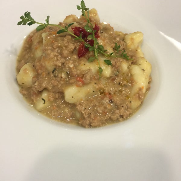 Good wine from northern italy, excellent italian food! Try gnocchi with veal ragù! Superb!