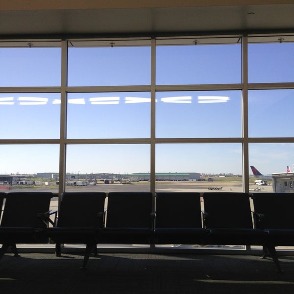 3/6/2013 tarihinde Erin O.ziyaretçi tarafından Louis Armstrong New Orleans Uluslararası Havalimanı (MSY)'de çekilen fotoğraf