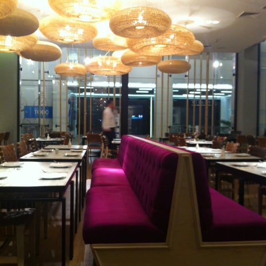 Foto diambil di Senz Nikkei Restaurant oleh Jesu V. pada 10/23/2012