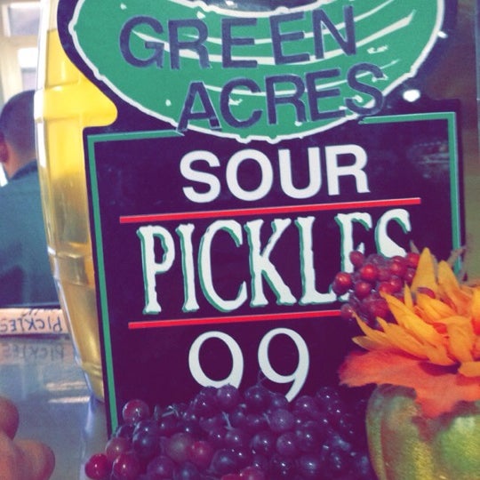 7/16/2014 tarihinde Brittany F.ziyaretçi tarafından Green Acres Farm Market and Catering'de çekilen fotoğraf