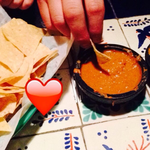 Снимок сделан в Los Toros Mexican Restaurant пользователем Brittany F. 3/14/2015