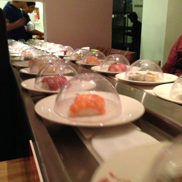 Foto tirada no(a) Keemo, Sushi em Movimento por Vinicius B. em 1/6/2013