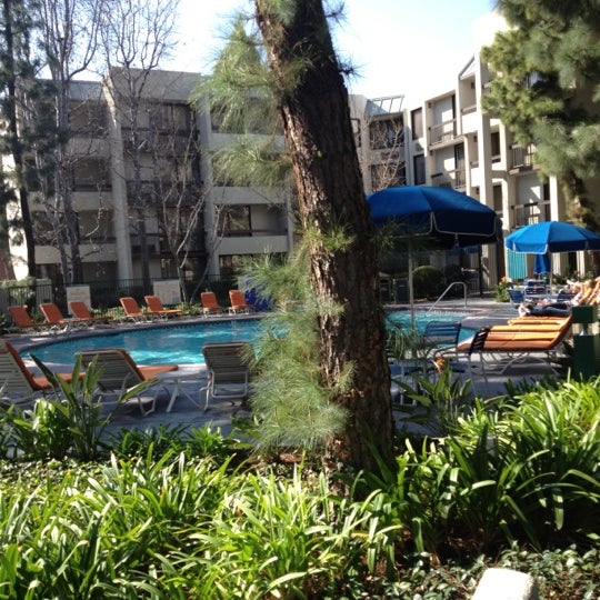 3/10/2013 tarihinde Jennifer M.ziyaretçi tarafından Howard Johnson Anaheim Hotel and Water Playground'de çekilen fotoğraf