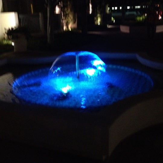 Foto scattata a Howard Johnson Anaheim Hotel and Water Playground da Jennifer M. il 3/8/2013