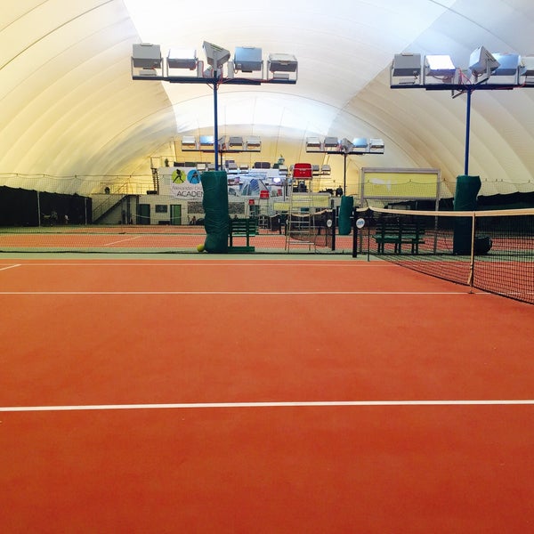 รูปภาพถ่ายที่ Академия тенниса Александра Островского โดย Alena Medzinovskaya เมื่อ 4/30/2015