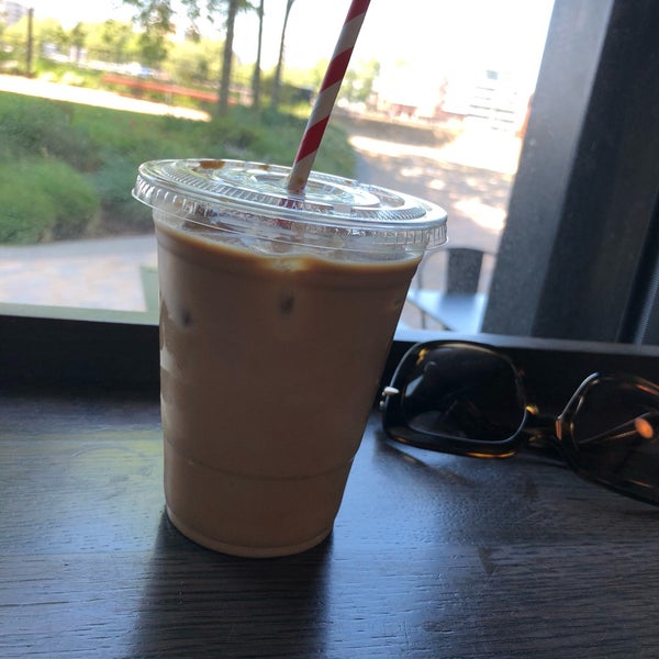 Photo taken at The Black Cab Coffee Co by Linzeye S. on 5/14/2019