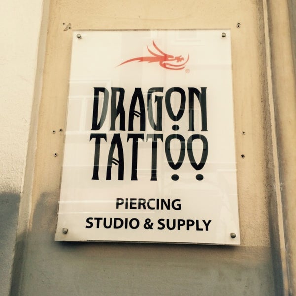 Foto tirada no(a) Dragon Tattoo Piercing &amp; Permanent Make Up Supply / Studio por Gürkan D. em 7/18/2015