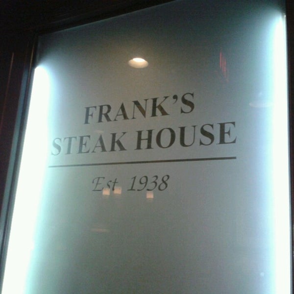 Foto tomada en Frank&#39;s Steak House  por Lori B. el 4/21/2013