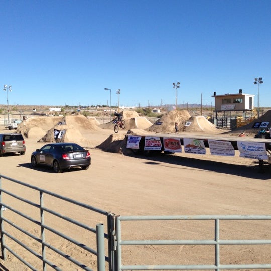 Umrbek qodirov gejalar. Трек сар. Трек сар. Трек сар. На нервах книга.