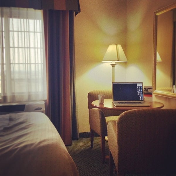 Снимок сделан в Holiday Inn Anaheim-Resort Area пользователем Matthew P. 2/19/2014