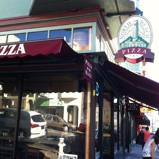 รูปภาพถ่ายที่ North Beach Pizza โดย Bob Q. เมื่อ 10/27/2012