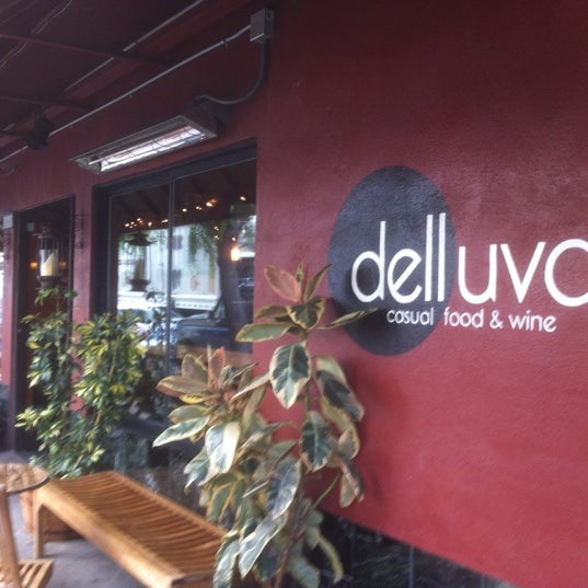 Foto tomada en Dell&#39;uva Wine Bar &amp; Cafe  por Bob Q. el 12/6/2012