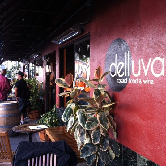 Foto tirada no(a) Dell&#39;uva Wine Bar &amp; Cafe por Bob Q. em 10/27/2012
