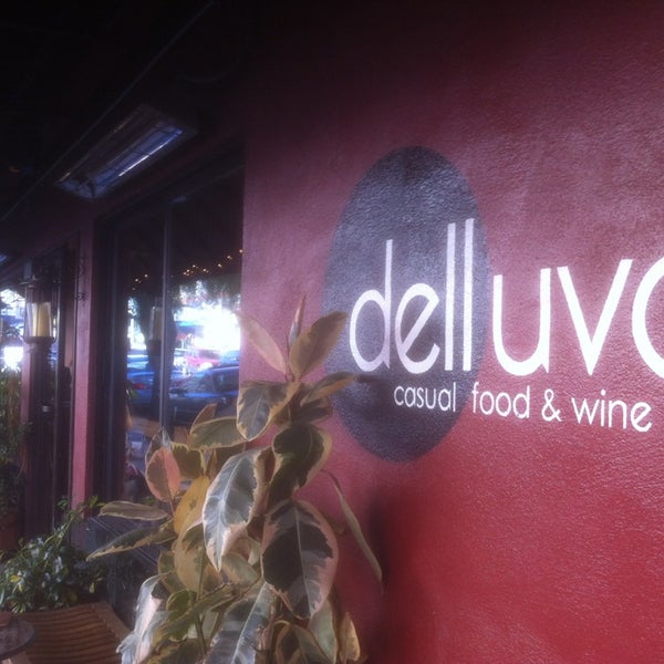 1/17/2013 tarihinde Bob Q.ziyaretçi tarafından Dell&#39;uva Wine Bar &amp; Cafe'de çekilen fotoğraf