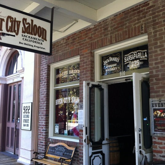 รูปภาพถ่ายที่ River City Saloon โดย Bob Q. เมื่อ 10/17/2012