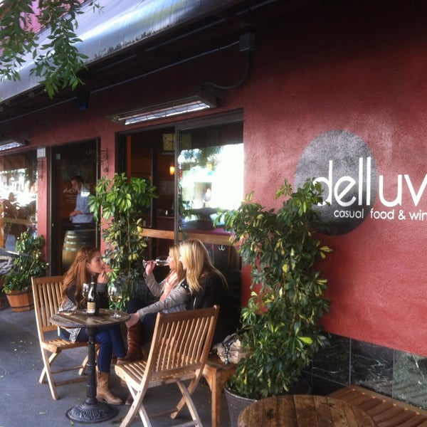 10/12/2013 tarihinde Bob Q.ziyaretçi tarafından Dell&#39;uva Wine Bar &amp; Cafe'de çekilen fotoğraf
