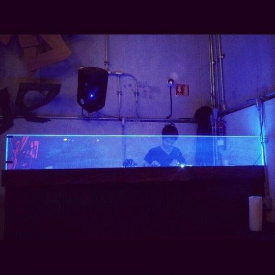 Foto tirada no(a) UV Bar por Kino C. em 12/8/2012