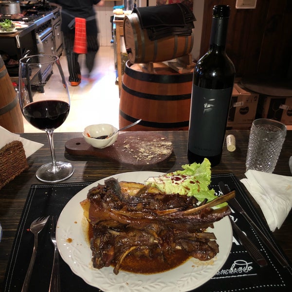 Definitivamente el cordero braseado al Malbec es imperdible! La atención muy buena, el lugar muy acogedor para disfrutar una deliciosa cena en excelente compañía y  con un rico vino argentino ⭐️⭐️⭐️