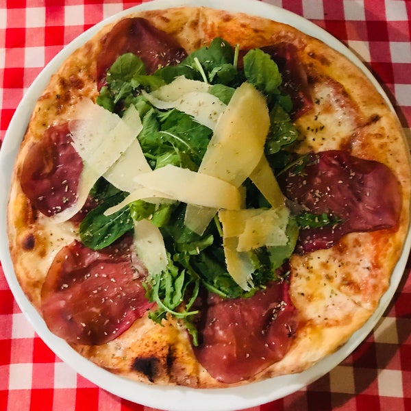 Yanık Pizza İstinye�de Pizzacı