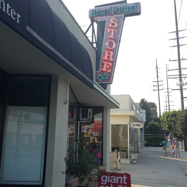 รูปภาพถ่ายที่ Giant Robot Store โดย Mat C. เมื่อ 7/1/2013