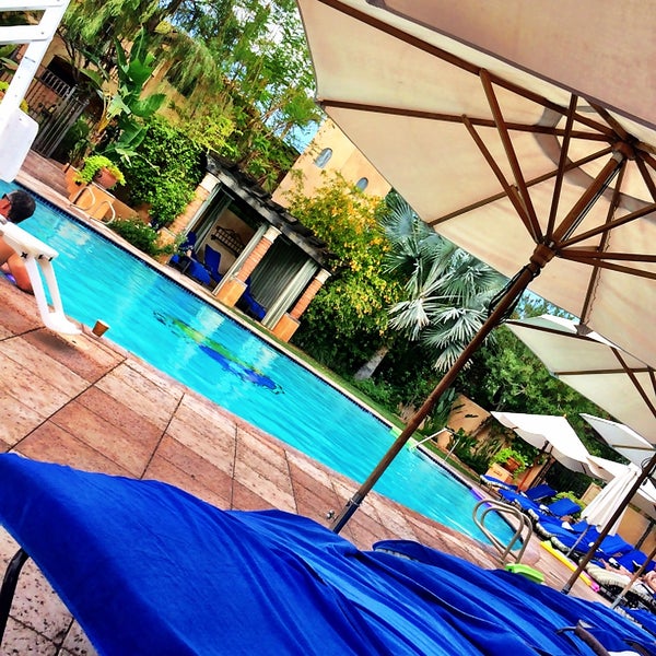 Снимок сделан в Royal Palms Pool &amp; Cabanas пользователем Kristen M. 7/17/2015