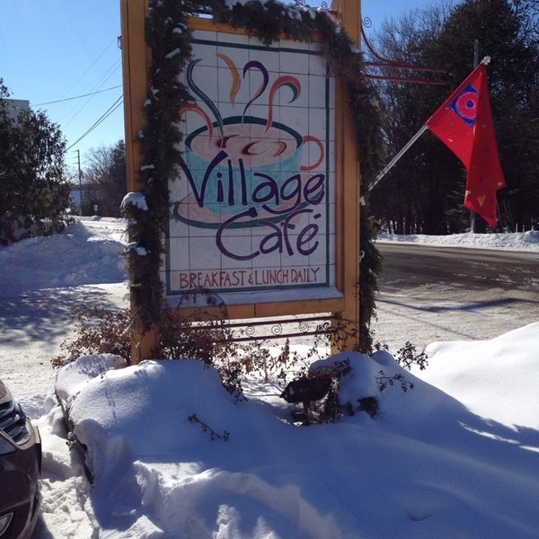 รูปภาพถ่ายที่ Village Cafe โดย Kristen M. เมื่อ 2/2/2014