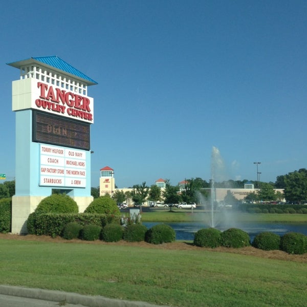 Foto diambil di Tanger Outlets Myrtle Beach Hwy 17 oleh Donnell S. pada 7/17/2013