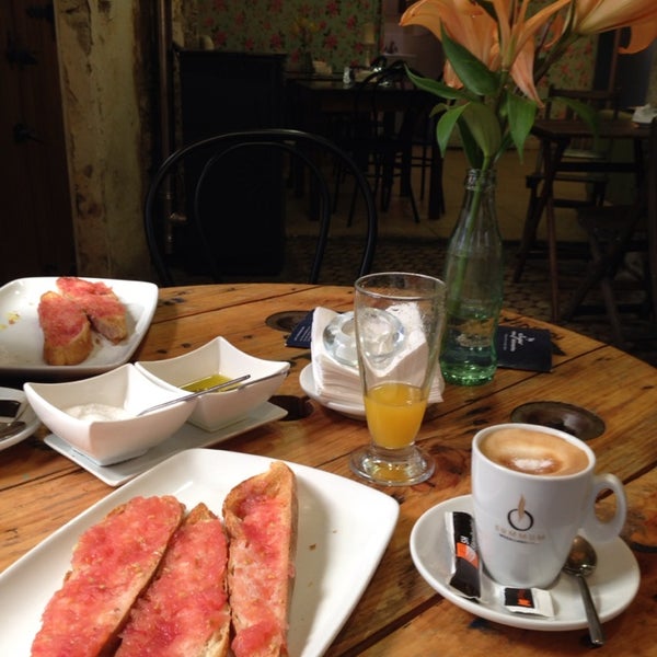 Un rico desayuno. Café, zumo natural y tostadas de pan con tomate: 3,5€!