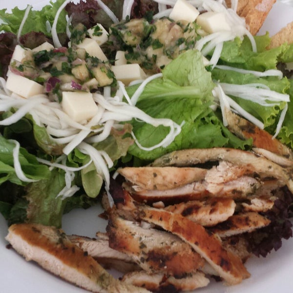 Das Foto wurde bei Saladerie Gourmet Salad Bar von Albert C. am 11/12/2014 aufgenommen