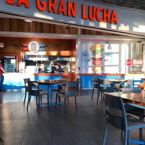Photo taken at Hamburguesas La Gran Lucha by Mariela L. on 5/12/2018