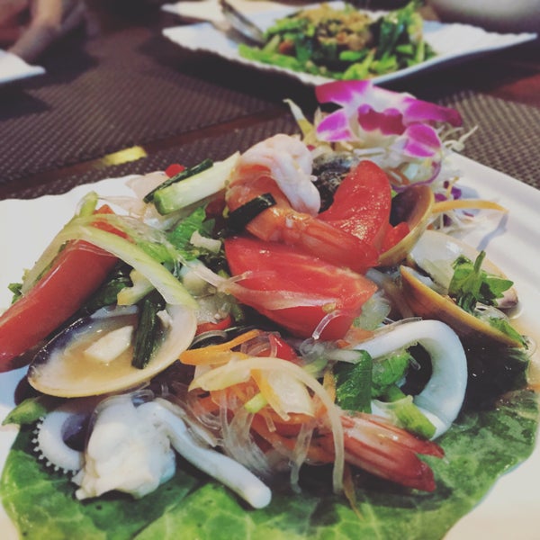 Foto diambil di Khaw Glong Restaurant oleh Christina O. pada 12/25/2015