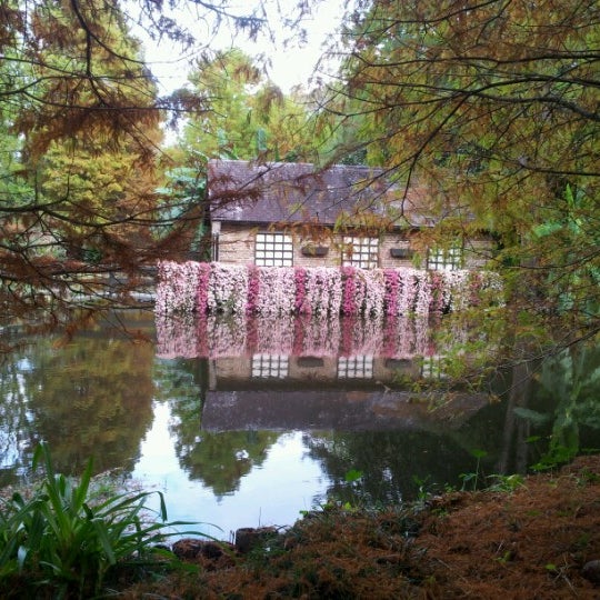 Foto diambil di Bellingrath Gardens and Home oleh Michael T. pada 11/11/2012
