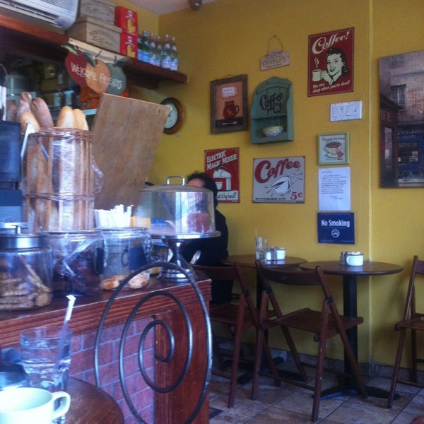 Foto diambil di Tanto Dulce Cafe oleh Jessica F. pada 1/2/2013